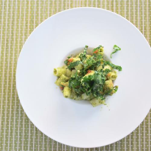 Pasta con pesto de Kale y Kale salteada